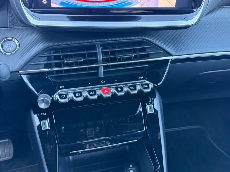 Photo de la voiture PEUGEOT 2008 Hybrid 145 e-DCS6 Allure