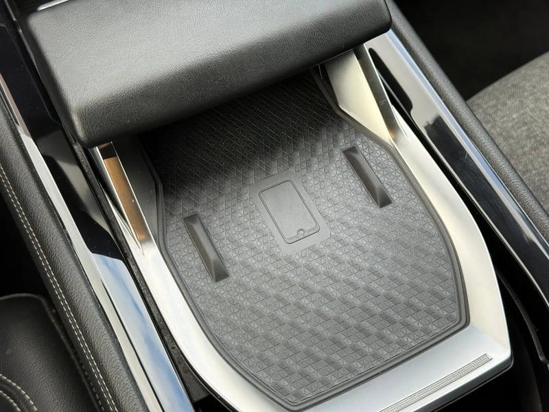 Photo de la voiture RENAULT ESPACE VI E-Tech hybrid 200 Techno