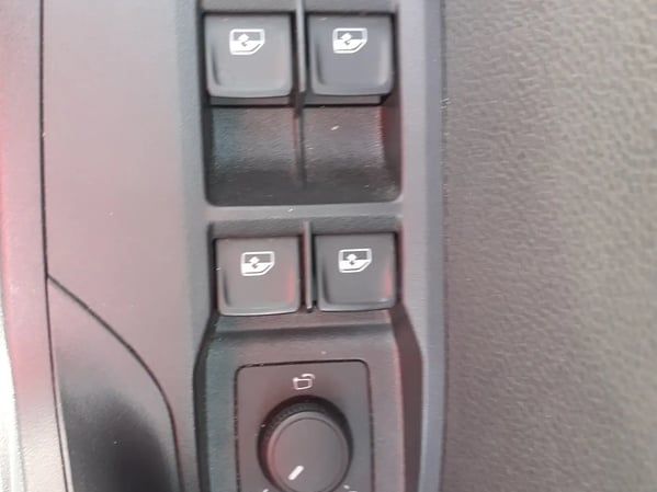 Photo de la voiture SEAT IBIZA 1.0 MPI 80 ch S/S BVM5 Style