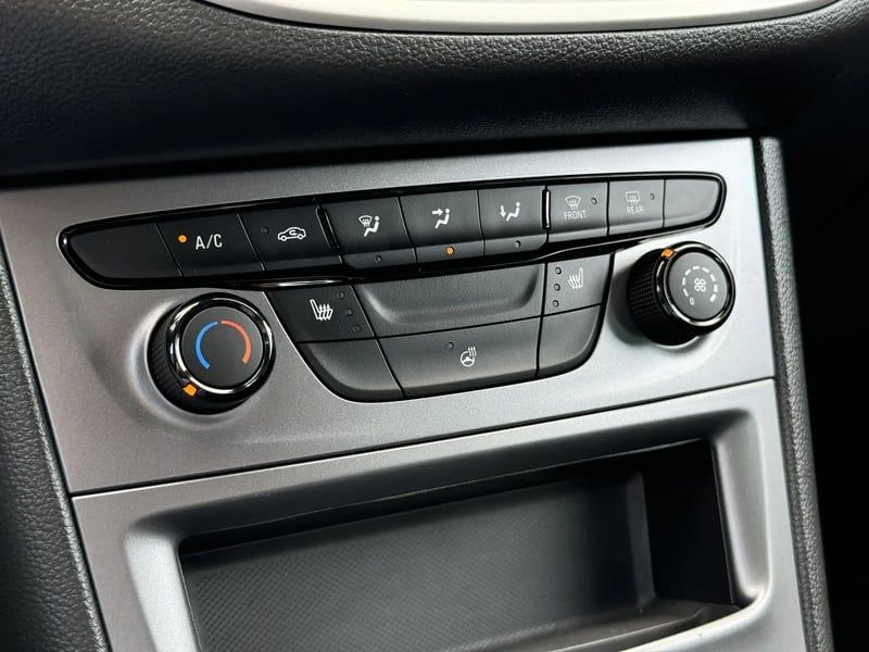 Photo de la voiture OPEL ASTRA SPORTS TOURER 1.2 Turbo 145 ch BVM6 Ultimate