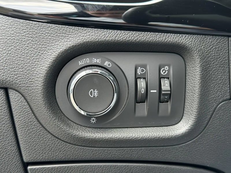 Photo de la voiture OPEL ASTRA SPORTS TOURER 1.2 Turbo 145 ch BVM6 Ultimate