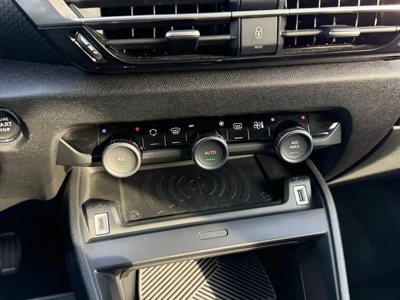 Photo de la voiture CITROEN C4 PureTech 130 BVM6 Max