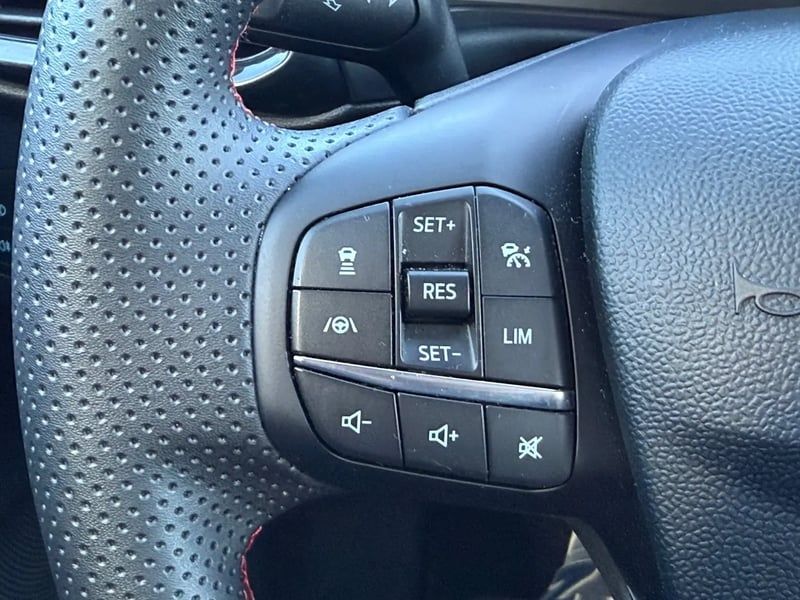 Photo de la voiture FORD PUMA 1.0 EcoBoost 155 ch mHEV S&S Powershift ST-Line