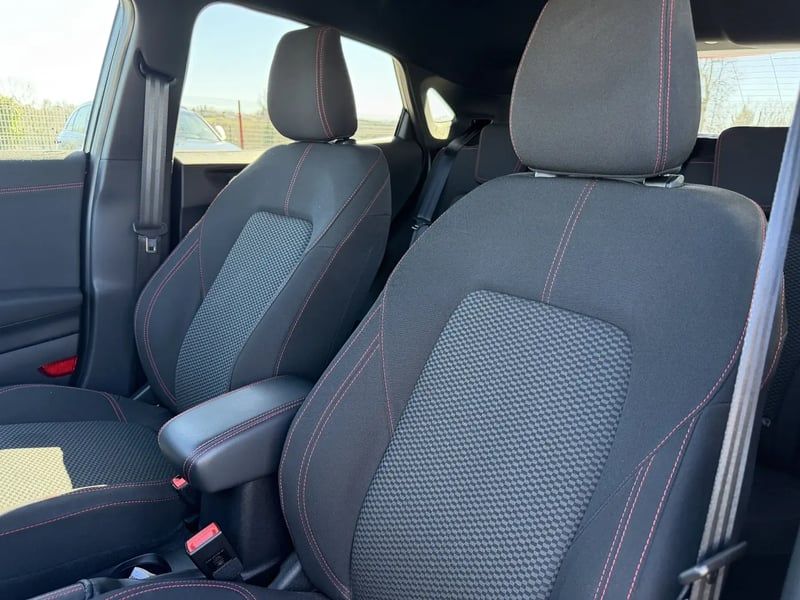 Photo de la voiture FORD PUMA 1.0 EcoBoost 155 ch mHEV S&S Powershift ST-Line