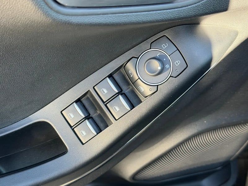 Photo de la voiture FORD PUMA 1.0 EcoBoost 155 ch mHEV S&S Powershift ST-Line