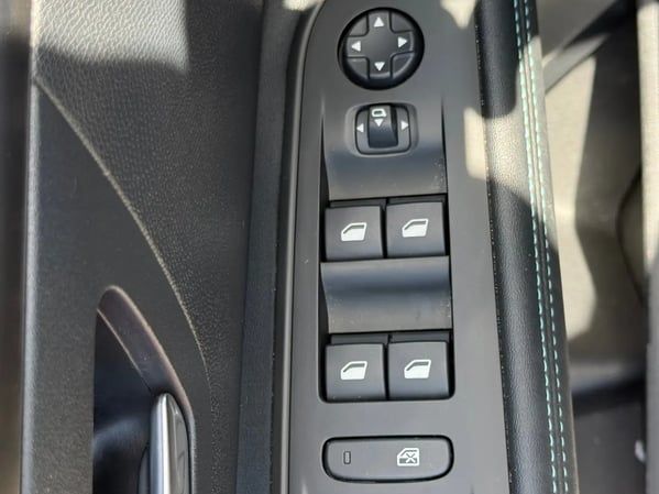 Photo de la voiture PEUGEOT 3008 Hybrid 180 e-EAT8 Allure Pack