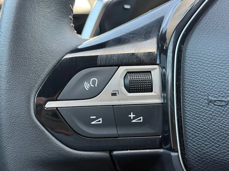 Photo de la voiture PEUGEOT 3008 Hybrid 180 e-EAT8 Allure Pack