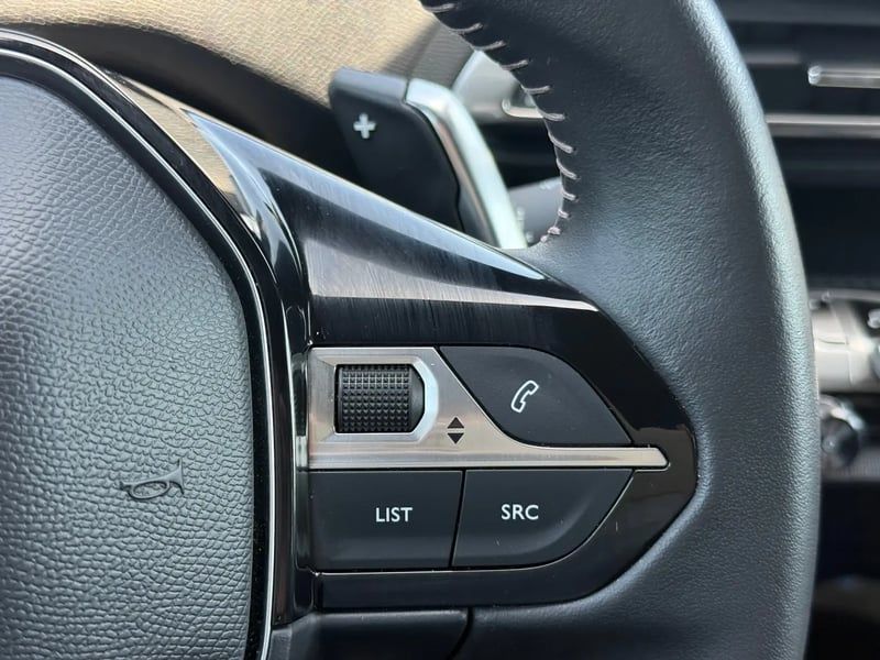 Photo de la voiture PEUGEOT 3008 Hybrid 180 e-EAT8 Allure Pack