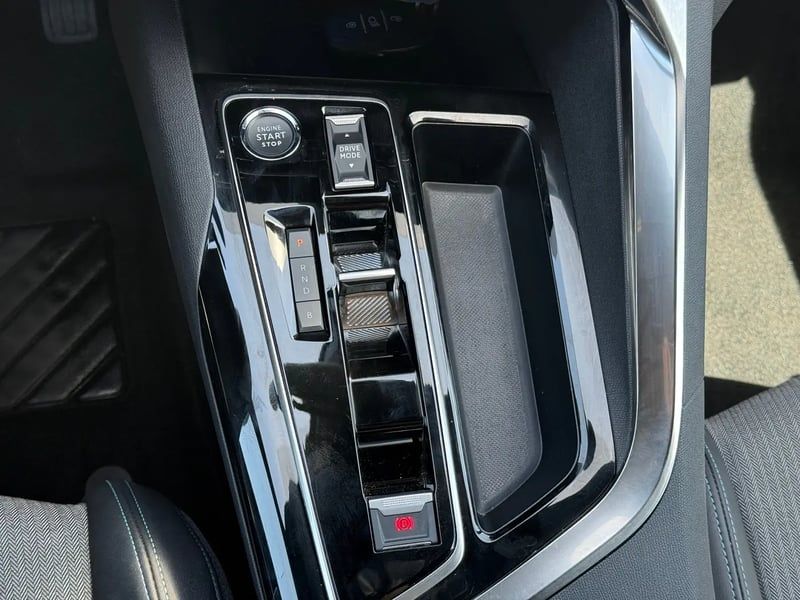 Photo de la voiture PEUGEOT 3008 Hybrid 180 e-EAT8 Allure Pack