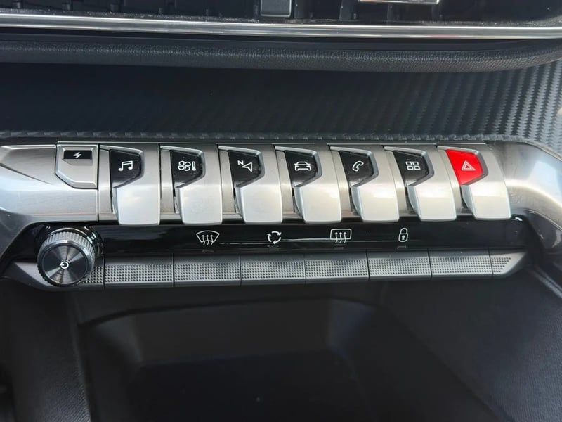 Photo de la voiture PEUGEOT 3008 Hybrid 180 e-EAT8 Allure Pack