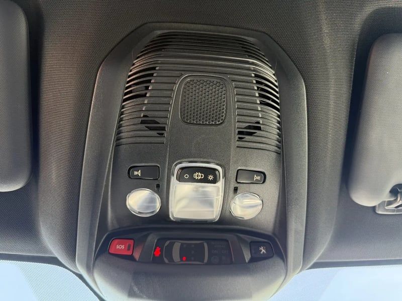 Photo de la voiture PEUGEOT 3008 Hybrid 180 e-EAT8 Allure Pack