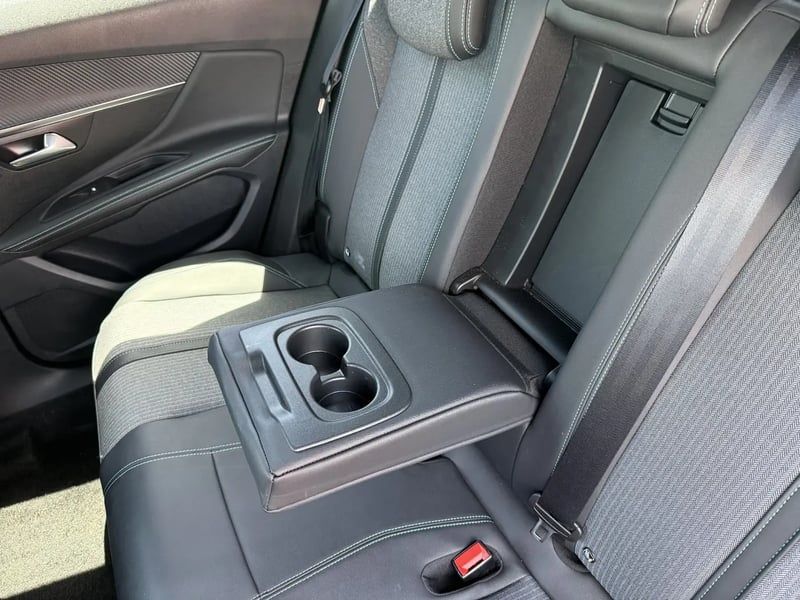 Photo de la voiture PEUGEOT 3008 Hybrid 180 e-EAT8 Allure Pack