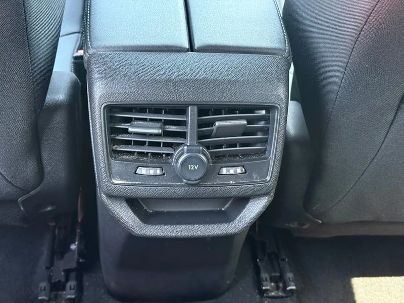 Photo de la voiture PEUGEOT 3008 Hybrid 180 e-EAT8 Allure Pack