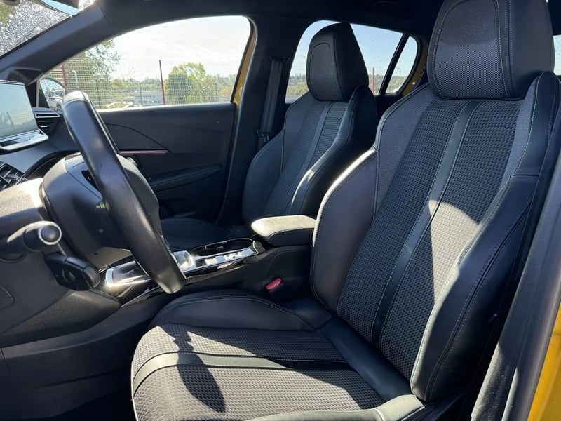 Photo de la voiture PEUGEOT 208 BlueHDi 100 S&S BVM6 GT Line