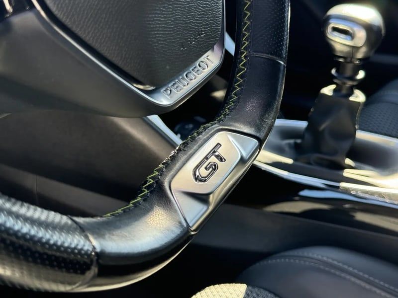 Photo de la voiture PEUGEOT 208 BlueHDi 100 S&S BVM6 GT Line