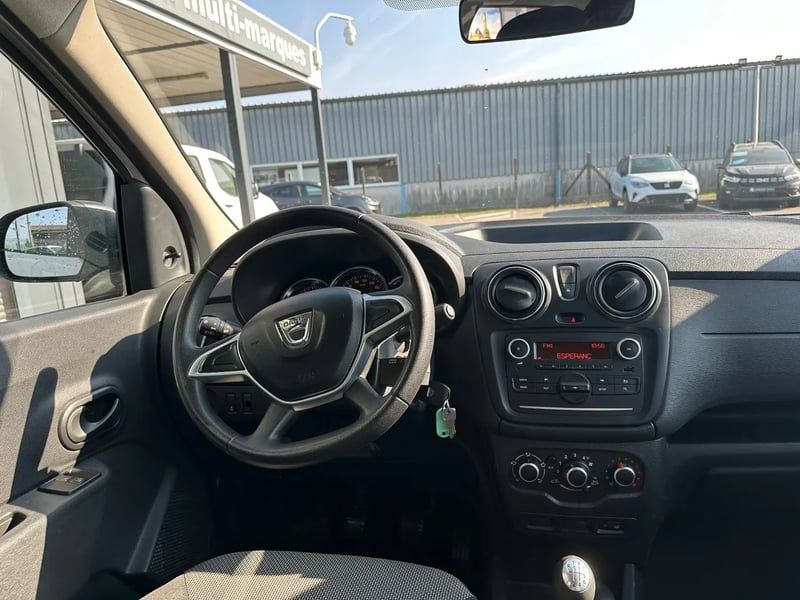 Photo de la voiture DACIA LODGY Blue dCi 95 5 places Essentiel