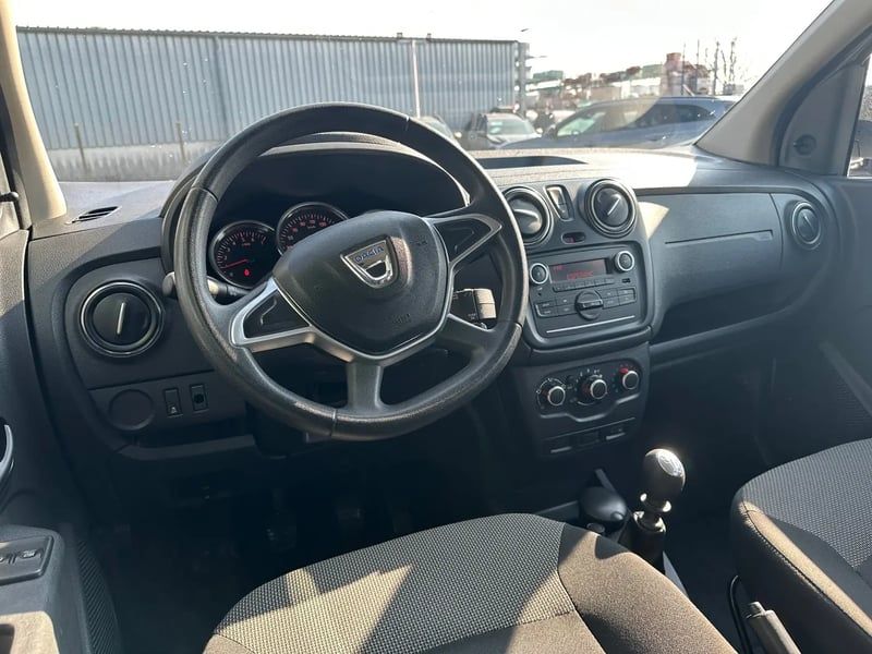 Photo de la voiture DACIA LODGY Blue dCi 95 5 places Essentiel