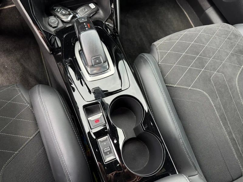 Photo de la voiture PEUGEOT 2008 BlueHDi 130 S&S EAT8 GT Pack
