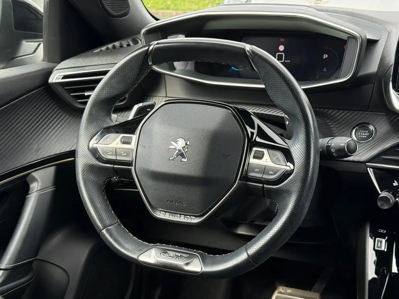 Photo de la voiture PEUGEOT 2008 BlueHDi 130 S&S EAT8 GT Pack