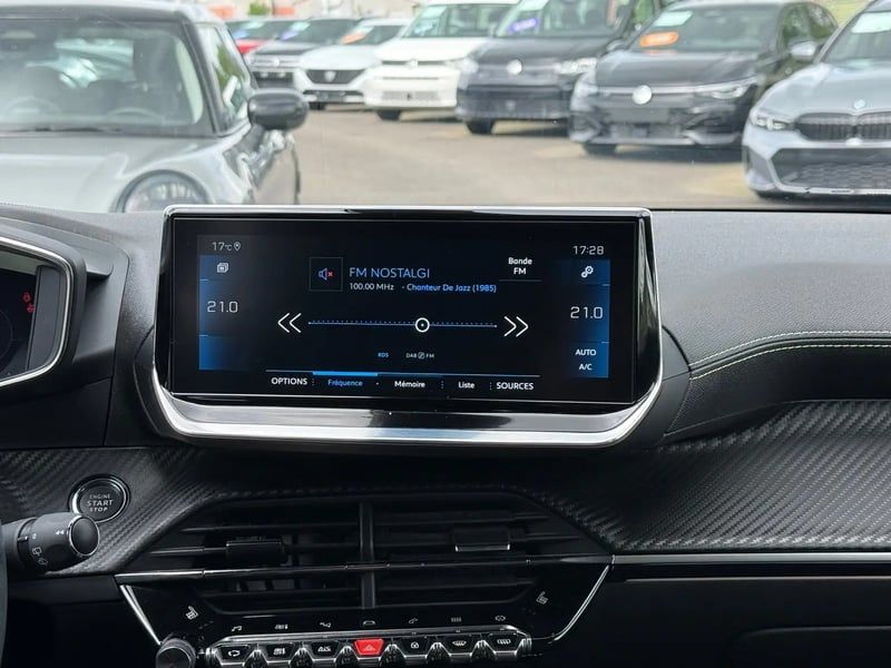 Photo de la voiture PEUGEOT 2008 BlueHDi 130 S&S EAT8 GT Pack