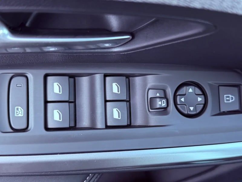 Photo de la voiture PEUGEOT 5008 Hybrid 145 ch e-DCS6 Allure