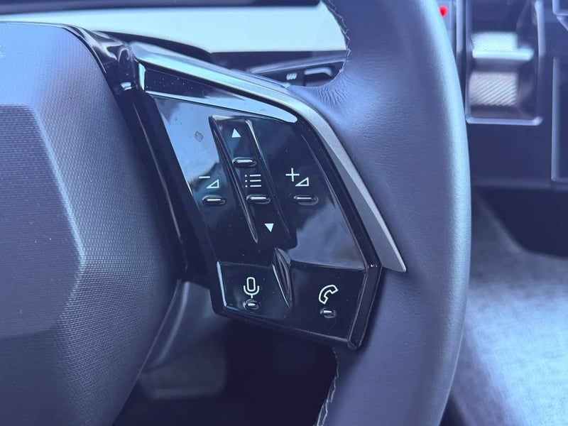 Photo de la voiture PEUGEOT 5008 Hybrid 145 ch e-DCS6 Allure