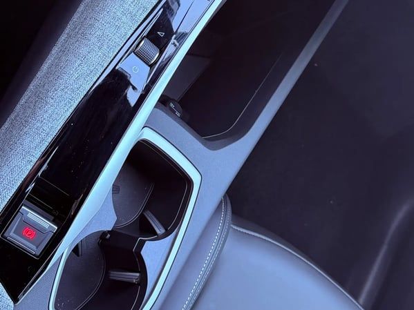 Photo de la voiture PEUGEOT 5008 Hybrid 145 ch e-DCS6 Allure
