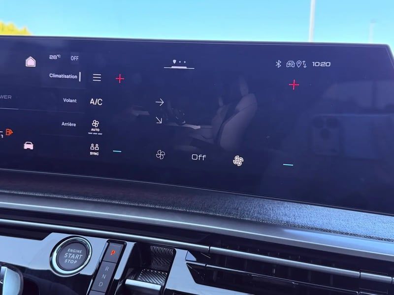 Photo de la voiture PEUGEOT 5008 Hybrid 145 ch e-DCS6 Allure