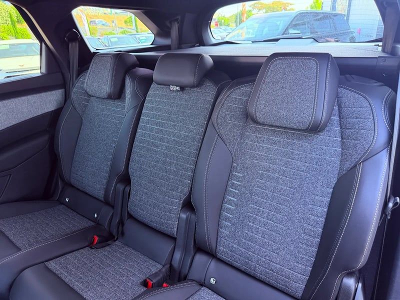Photo de la voiture PEUGEOT 5008 Hybrid 145 ch e-DCS6 Allure