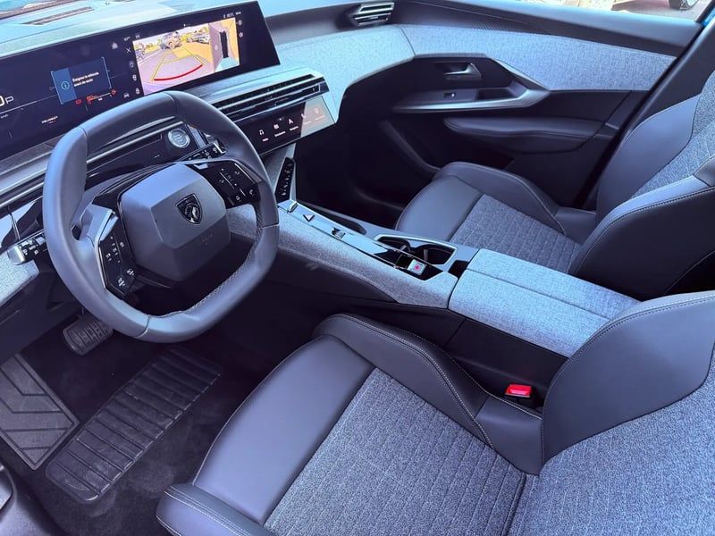 Photo de la voiture PEUGEOT 5008 Hybrid 145 ch e-DCS6 Allure