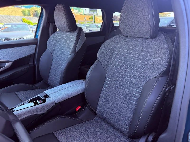 Photo de la voiture PEUGEOT 5008 Hybrid 145 ch e-DCS6 Allure