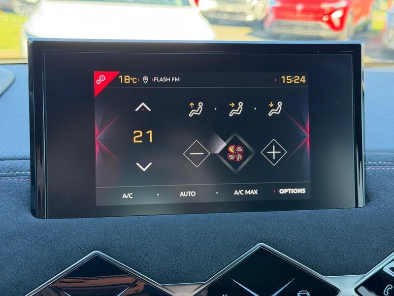 Photo de la voiture DS DS 3 CROSSBACK DS3 Crossback PureTech 130 EAT8 Performance Line