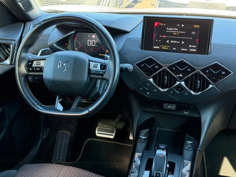 Photo de la voiture DS DS 3 CROSSBACK DS3 Crossback PureTech 130 EAT8 Performance Line