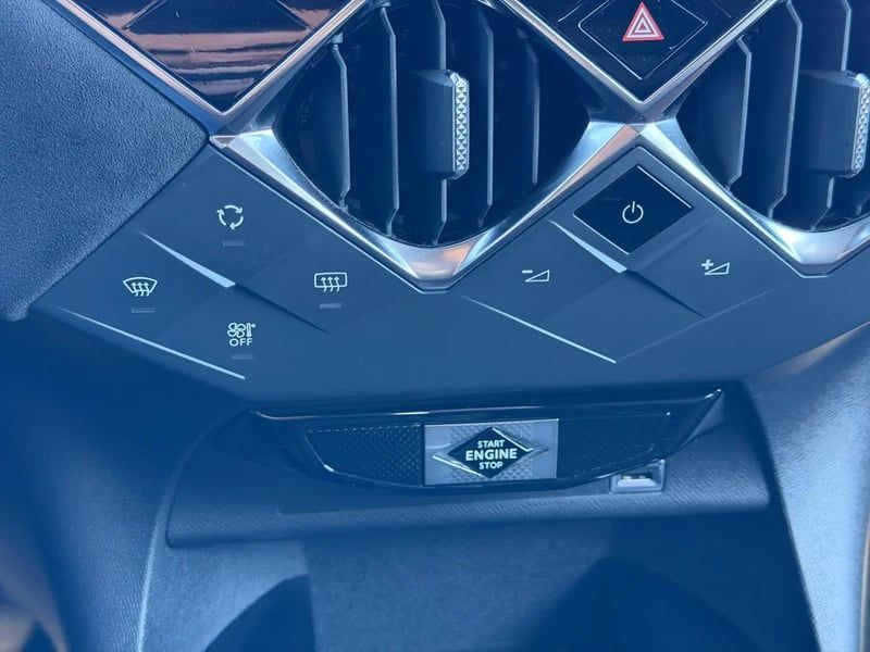 Photo de la voiture DS DS 3 CROSSBACK DS3 Crossback PureTech 130 EAT8 Performance Line