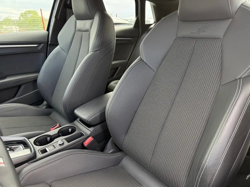 Photo de la voiture AUDI A3 SPORTBACK TFSI e Hybride rechargeable 204 S tronic 6 S line