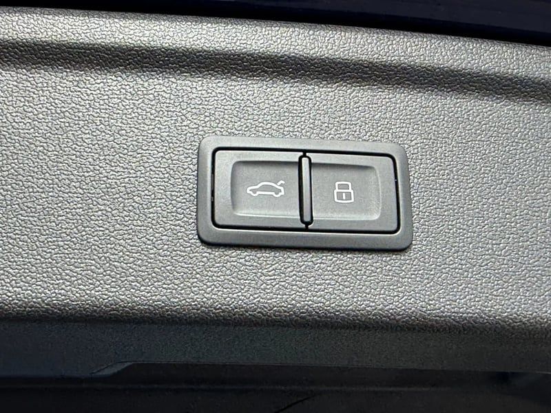 Photo de la voiture AUDI A3 SPORTBACK TFSI e Hybride rechargeable 204 S tronic 6 S line