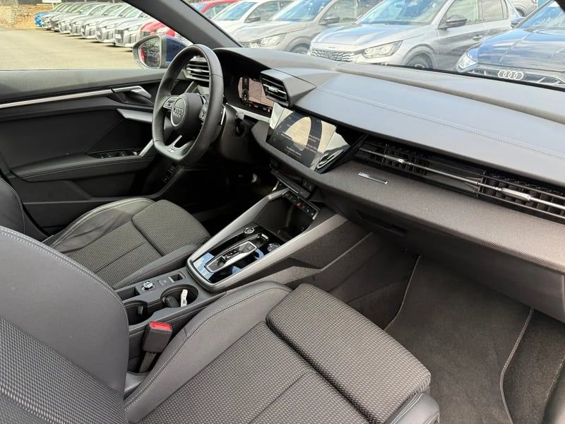 Photo de la voiture AUDI A3 SPORTBACK TFSI e Hybride rechargeable 204 S tronic 6 S line