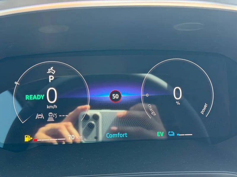 Photo de la voiture RENAULT CAPTUR E-Tech full hybrid 160 ch Techno