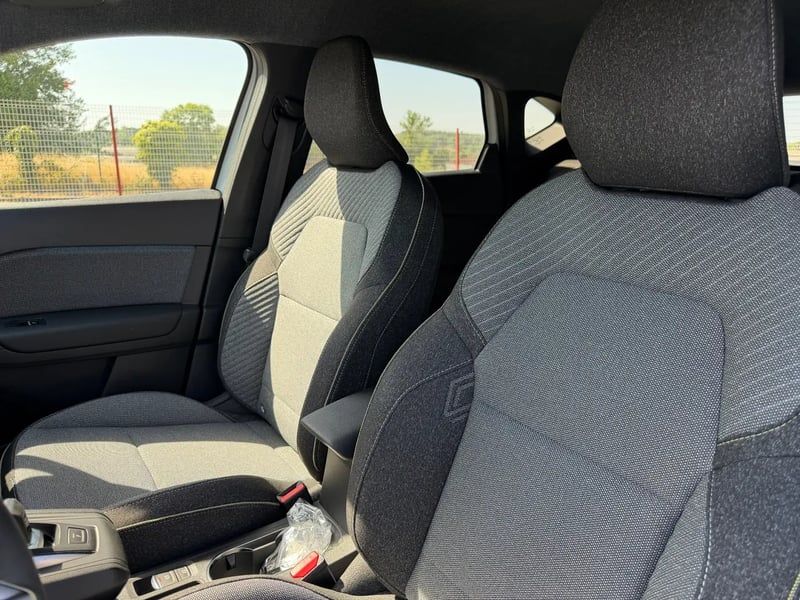 Photo de la voiture RENAULT CAPTUR E-Tech full hybrid 160 ch Techno