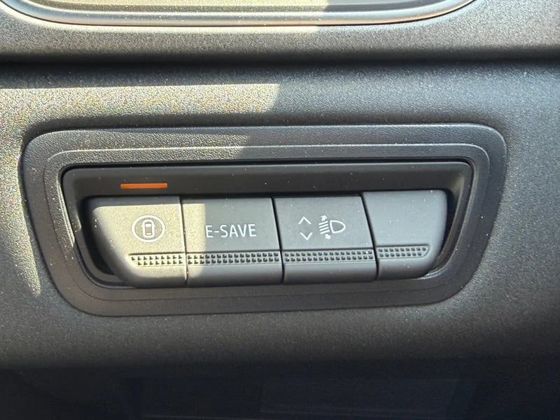 Photo de la voiture RENAULT CAPTUR E-Tech full hybrid 160 ch Techno