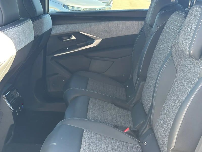 Photo de la voiture PEUGEOT 5008 Hybrid 145 ch e-DCS6 Allure