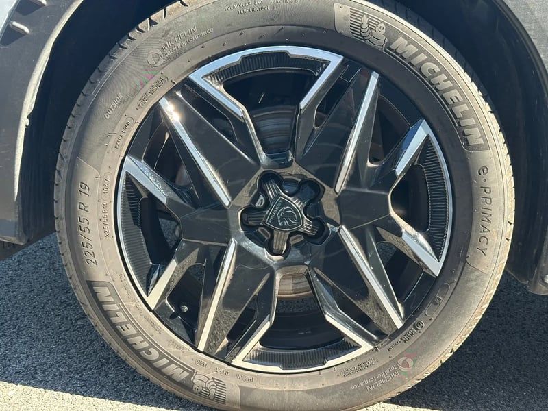Photo de la voiture PEUGEOT 5008 Hybrid 145 ch e-DCS6 Allure