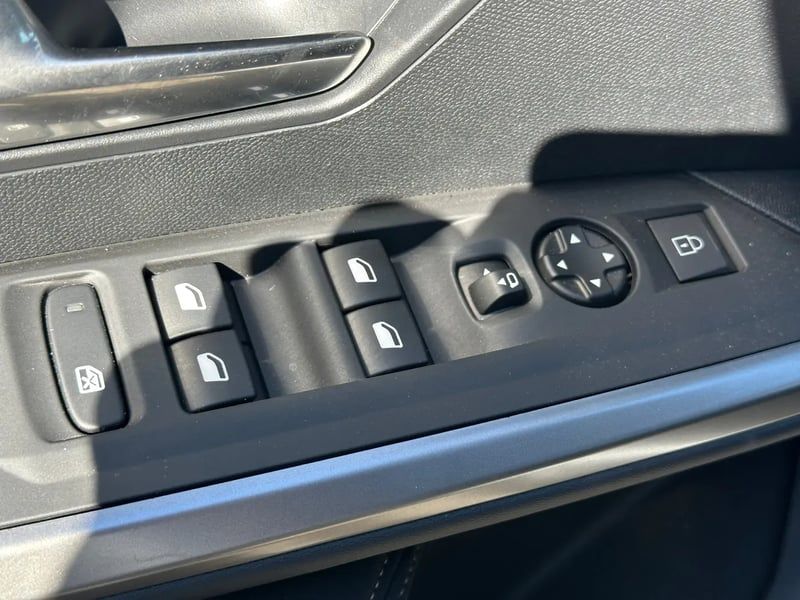 Photo de la voiture PEUGEOT 5008 Hybrid 145 ch e-DCS6 Allure