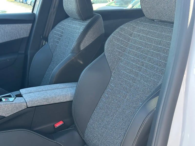 Photo de la voiture PEUGEOT 5008 Hybrid 145 ch e-DCS6 Allure