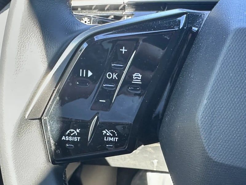 Photo de la voiture PEUGEOT 5008 Hybrid 145 ch e-DCS6 Allure