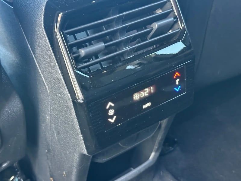 Photo de la voiture PEUGEOT 5008 Hybrid 145 ch e-DCS6 Allure