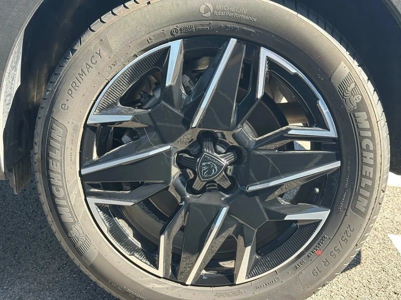 Photo de la voiture PEUGEOT 5008 Hybrid 145 ch e-DCS6 Allure