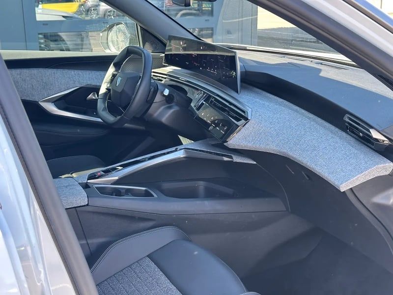 Photo de la voiture PEUGEOT 5008 Hybrid 145 ch e-DCS6 Allure