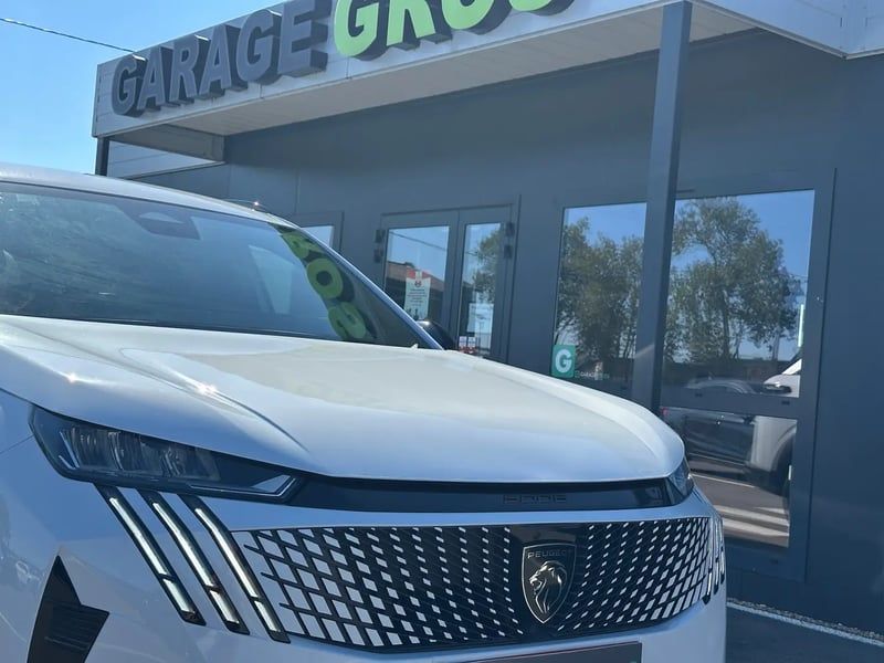 Photo de la voiture PEUGEOT 5008 Hybrid 145 ch e-DCS6 Allure