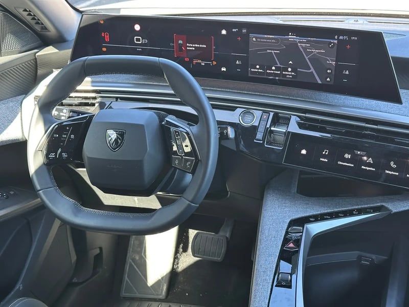 Photo de la voiture PEUGEOT 5008 Hybrid 145 ch e-DCS6 Allure